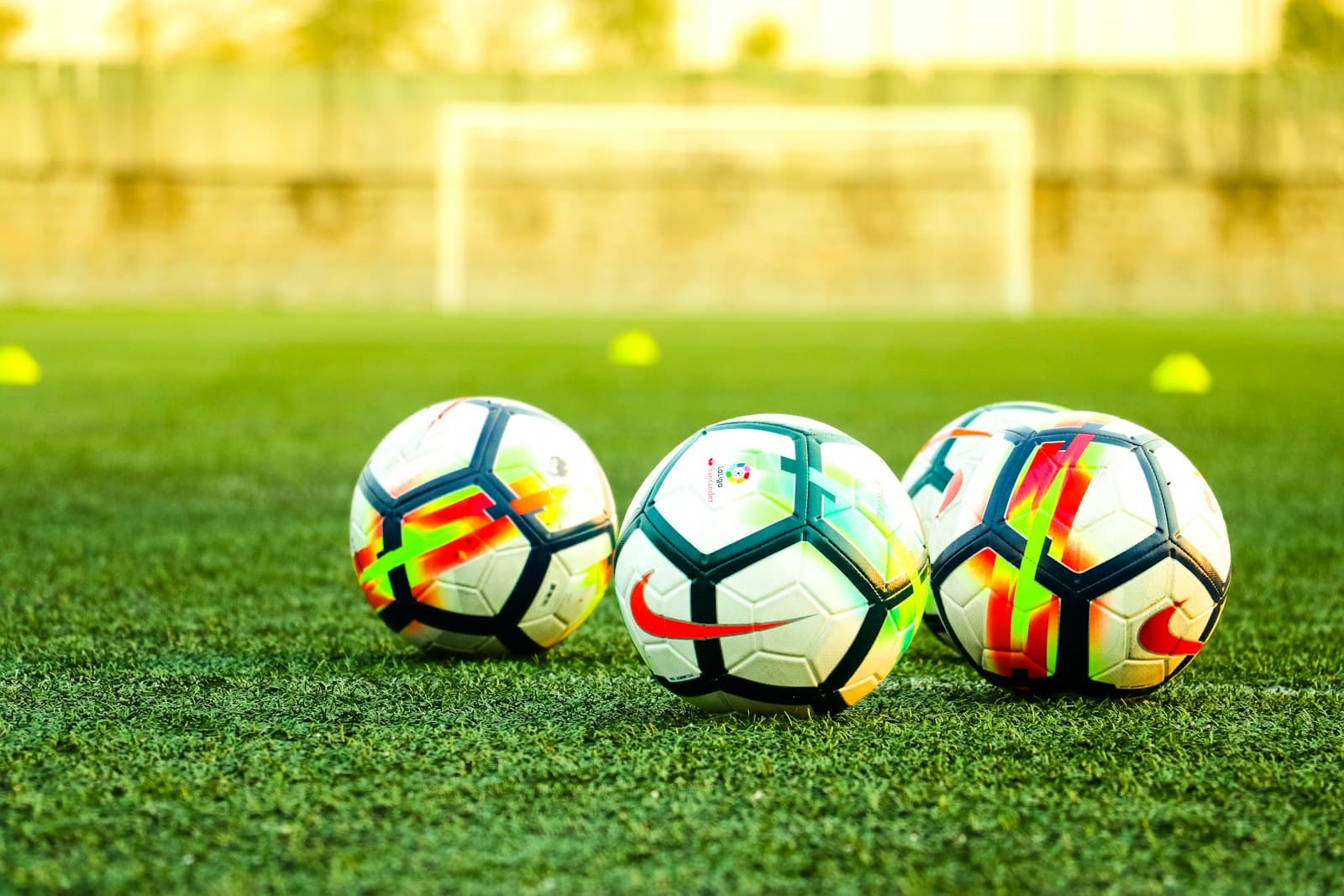 Ballons sur la pelouse du Stade Municipal